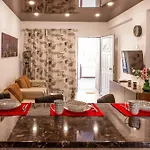 Mackenzie Apartment *